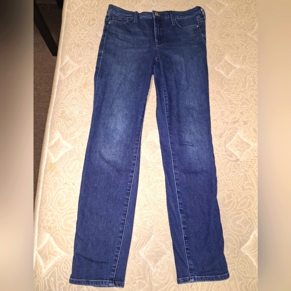 A pair of Athleta jeans in a size 4 with an inseam of 29".